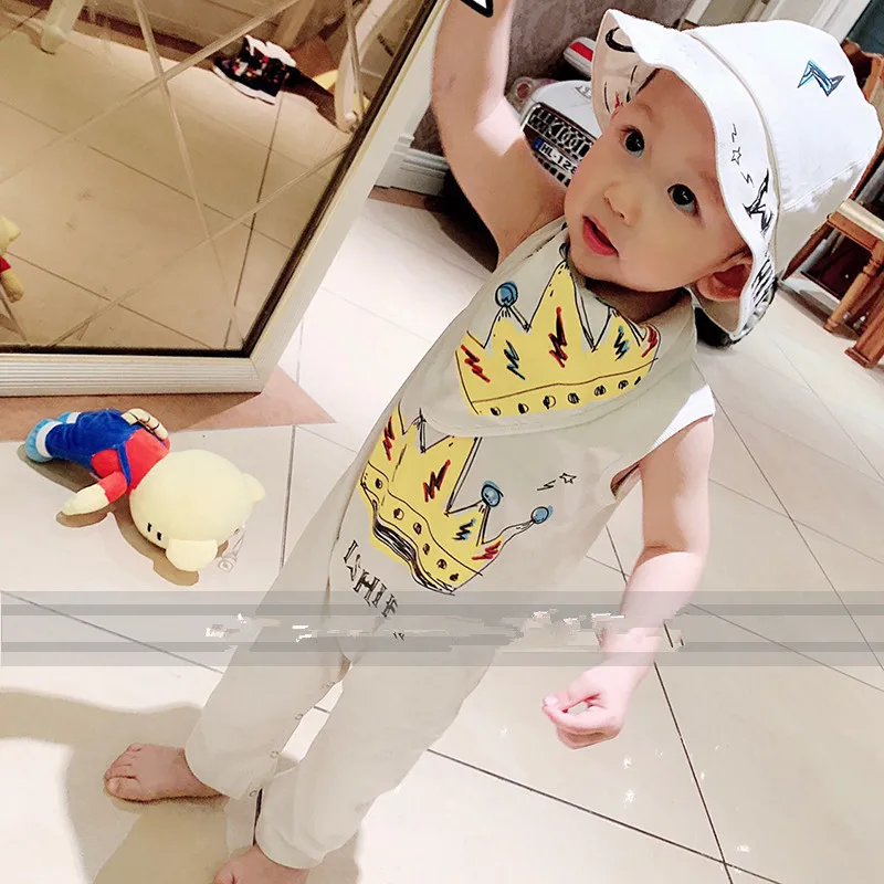 

Baby's cotton jumpsuit hat and bib