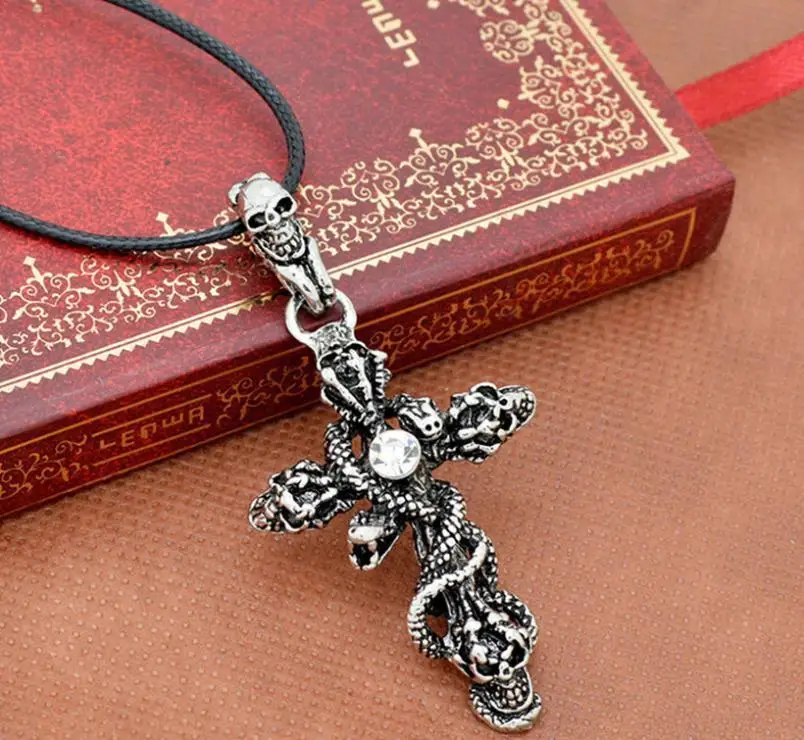 

1 Pcs New Punk Retro Skulls Snake High-grade Necklace Cross Necklace Jesus Cross Skeleton Skull Pendant Mens Ornaments Retro