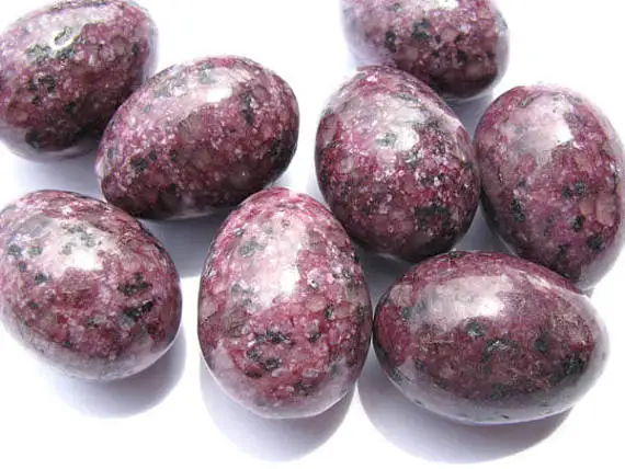 Драгоценный камень Sugilite фиолетовый красный драгоценный кристалл сфера рука яйцо