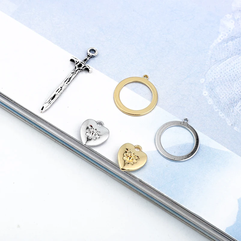 

5pcs New Gothic Ancient Silver Sword Heart Charms Alloy Findings Diy Vintage Earrings Bracelet Jewelry Pendant Making C87
