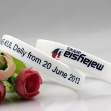 Пользовательские фиолетовый одноцветное браслет с логотипом или текст, напечатанный для вечерние события браслет на запястье