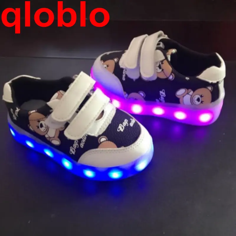Qloblo дети Обувь кожаная для девочек светящиеся световой Спортивная обувь с подсветкой Повседневное Обувь для мальчиков зарядка через USB