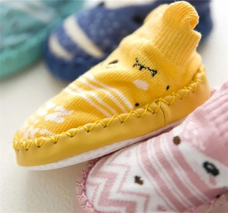 Lawadka/носки для малышей с резиновой подошвой; зимние носки-тапочки для малышей; нескользящие кожаные детские носки-тапочки для мальчиков и девочек