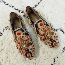 Роскошная разноцветная женская обувь на плоской подошве с острым носком, украшенная стразами; коллекция года; Модные женские Балетки без застежки на плоской подошве; пикантная обувь на плоской подошве с золотой вышивкой