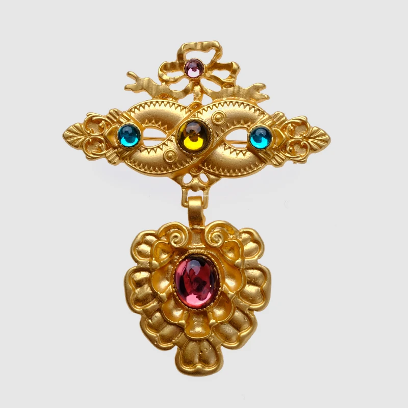

Amorita boutique vintage design gold color with gem glass Brooches