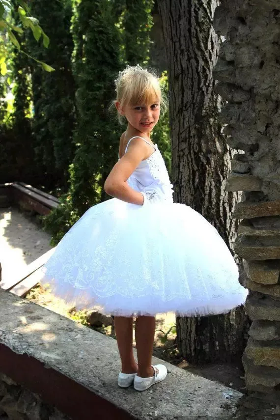 cute-white-knee-lengthflower-girl-dresses-for-wedding-spaghetti-lace-applique-beaded-short-ball-gowns-girl-pageant-dresses.webp (2)_