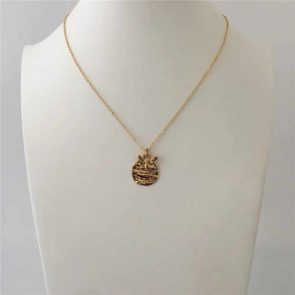 

SWEET GOLD COLOR PLATING HONEY BEE AND ROUND DISC OVERLAP PENDANT NECKLACE