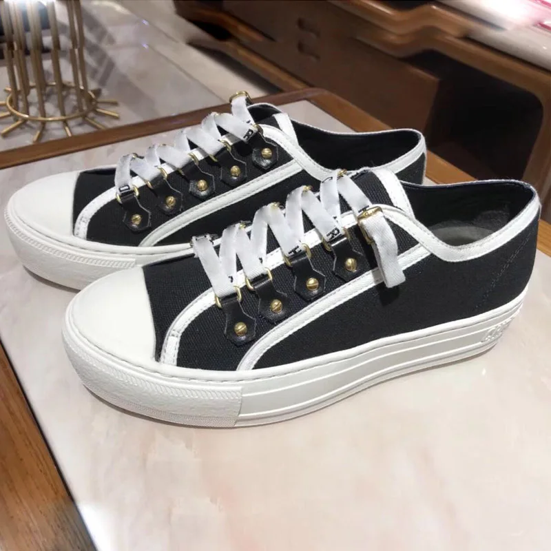 

Female Skateboarding Shoes Outdoor Athletic Sport Shoes For Women Flat With Casual Fashion Woman Brand Womens Sneakers 2019