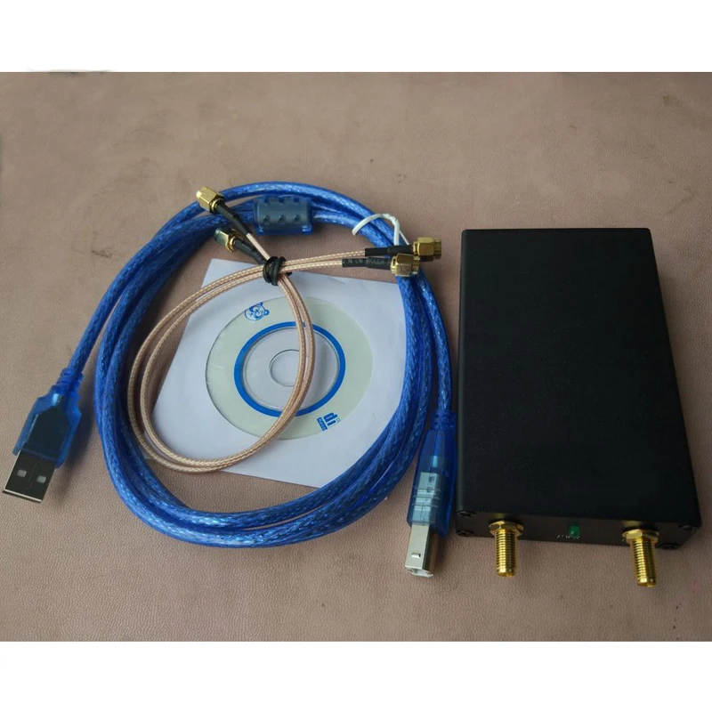 

New version spectrum analyzer frequency 35M-4.4G Simple spectrum signal source, signal generator