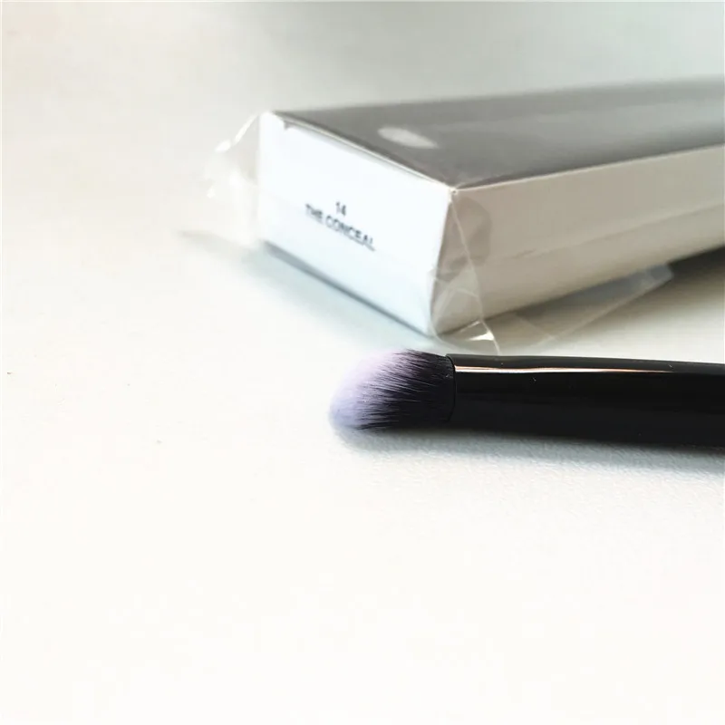 Marc Jacobs The Conceal Brush 14 _ 2