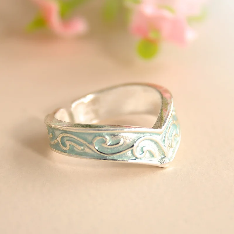 

LOREDANA An open ring that absorbs sunlight and shines in the dark.Suitable for night parties.