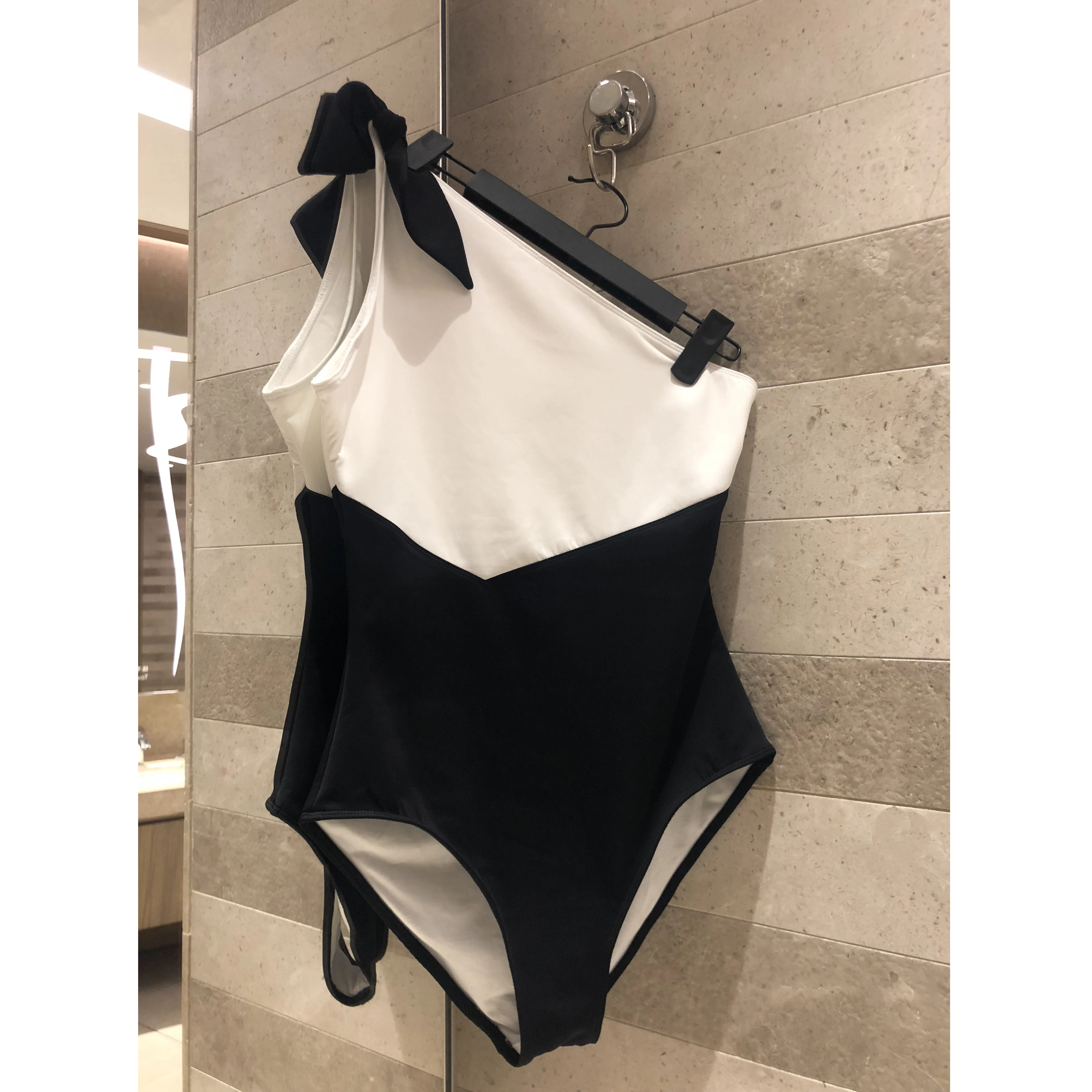 

2019 Women's Onesies Piece Black White Beach Piece Sexy shoulder Swims bathing dress