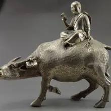 Утонченная китайская Коллекционная оформлен Старый ручная тибетский серебряный вырезать мальчик узнать на крупного рогатого скота статуя скульптура