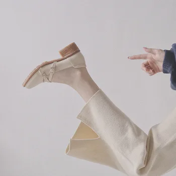 

Retro 2019 summer new single shoes female with fashion metal word buckle round head Korean version of large size women's shoes.