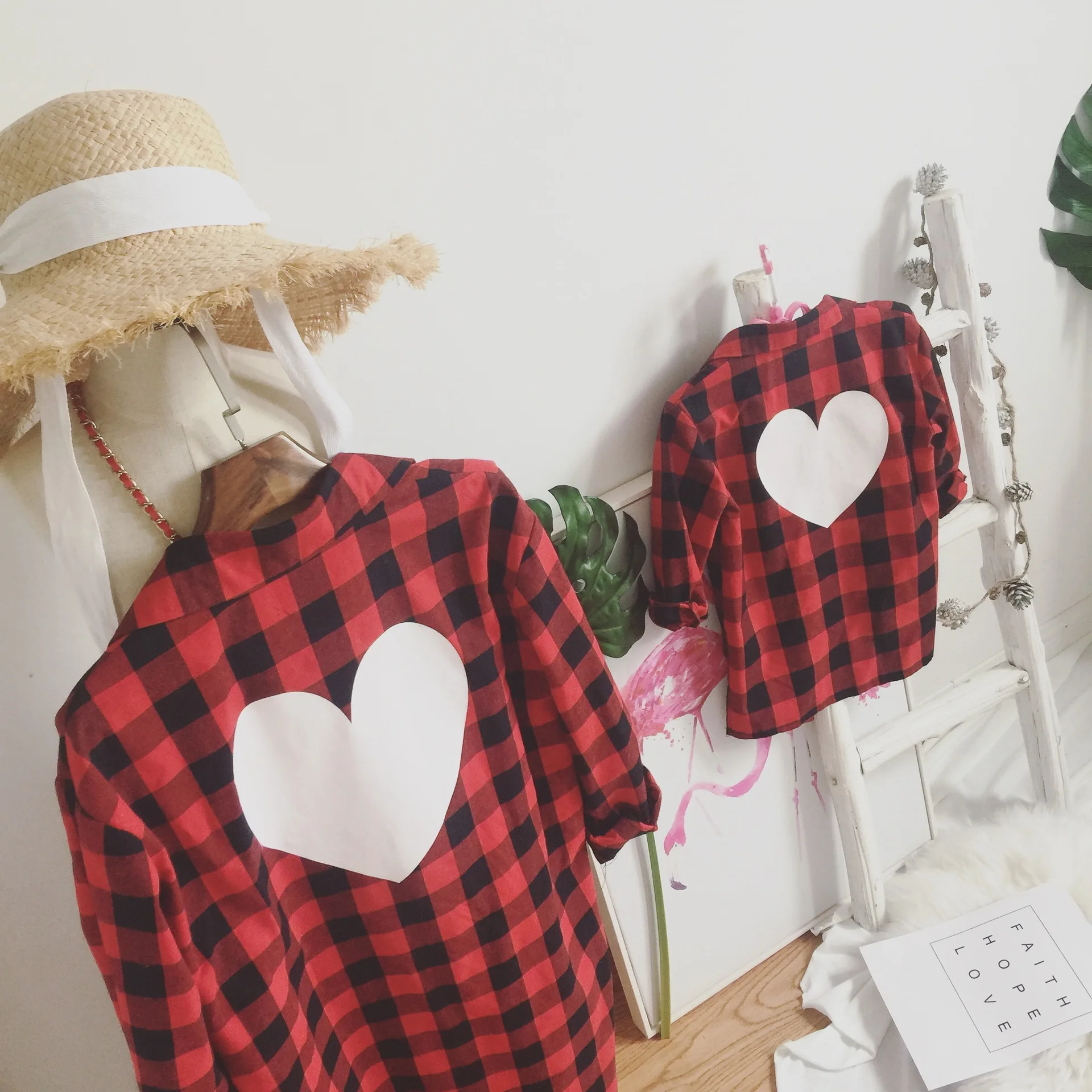 Одежда для мамы и сына клетчатая детская блузка платье для мамы и дочки с надписью «LOVE mommy and me» Длинные рубашки одежда для семьи