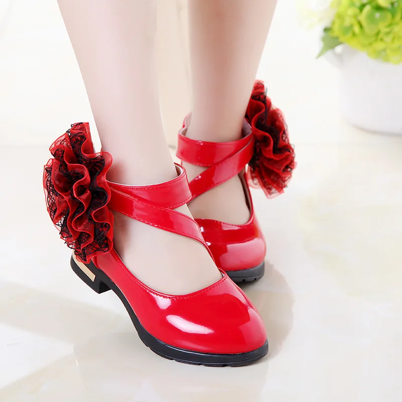 Брендовая детская повседневная обувь; Черная лакированная кожа; детская обувь для выступлений для девочек; Свадебная обувь для вечеринки; кружевные цветы; высота каблука - Цвет: Красный