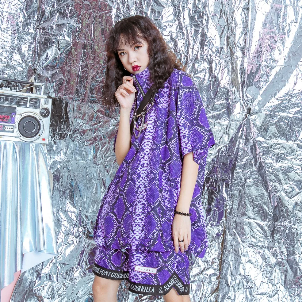 

The original design of hip-hop BF snakeskin pattern collar short sleeved summer dance leisure suit printing