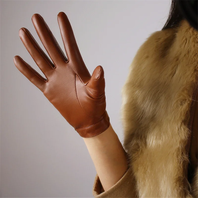 Женские кожаные перчатки с сенсорным экраном, овчина, локомотив, показывающий тыльную сторону руки, коричневые короткие темные кнопки, шелковистая нейлоновая подкладка