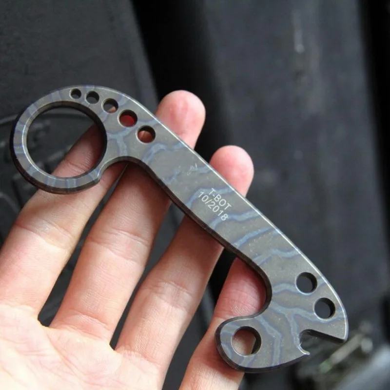 

Titanium alloy TC4EDC tool, bottle opener, lightweight multi-function self-defense tool, key ring pendant. Broken window.