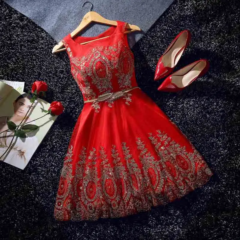 vestido vermelho com dourado curto