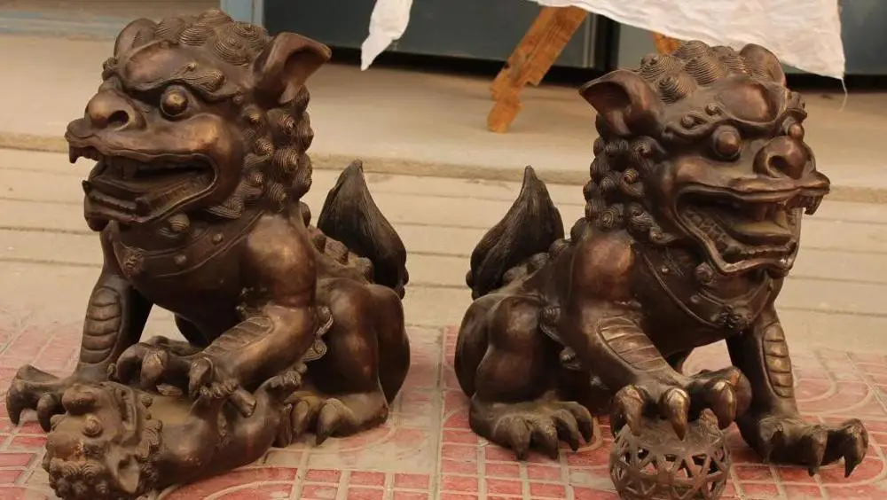 

20"Old China Bronze Fengshui Guardian Foo Fu Dog Hold Ball Kid Door Lion Pair