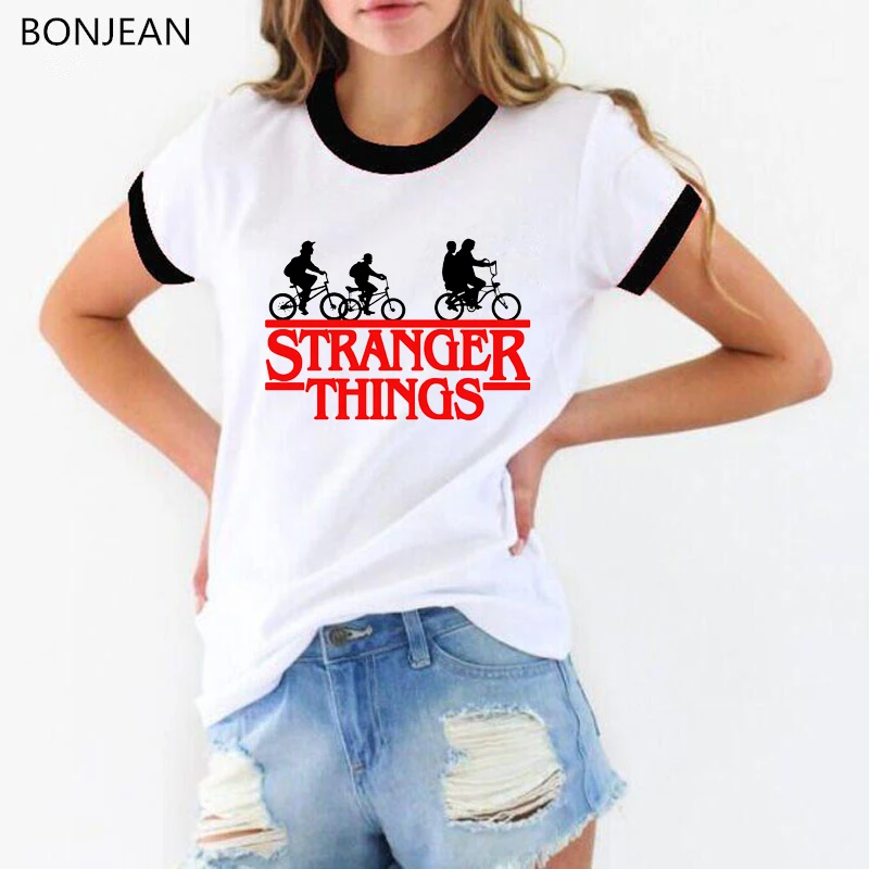 Женская футболка с принтом stranger things 3 белая надписью и забавной графикой круглым