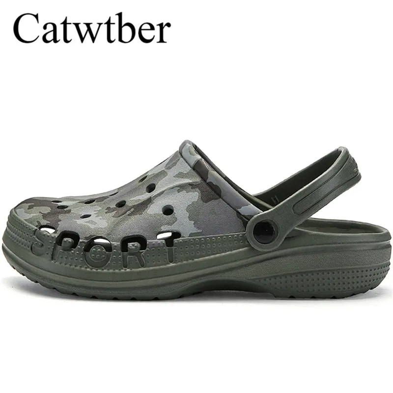 preço Catwtber 2018 Novos Homens Sandálias de Verão Chinelos Sapatos Croc Moda Flats Deslizar Sobre Sapatos Buraco Dos Homens Sandálias de Praia Casuais Macios oco
