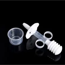 Ребенка дают лекарства для новорожденных новорожденного капельницы со шкалой чашки ребенка код доставки лекарств устройства подачи жидкости