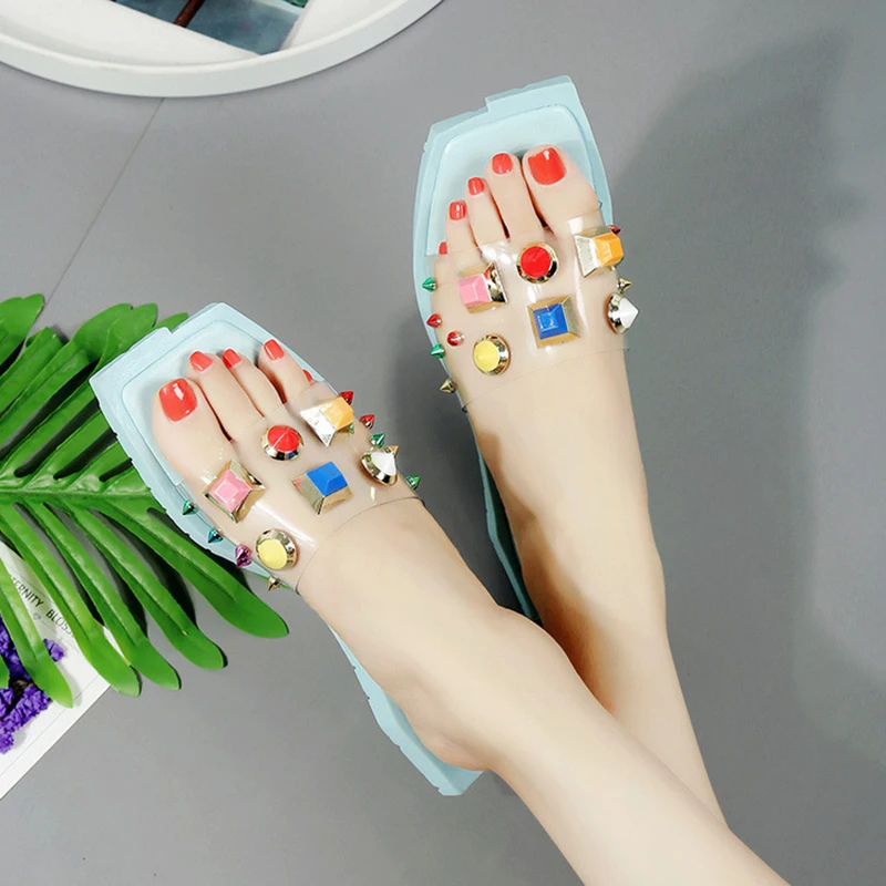 Яркие цветные прозрачные сандалии; Вьетнамки; женские разноцветные пляжные шлепанцы с открытым носком и заклепками; тапочки на плоской подошве с шипами