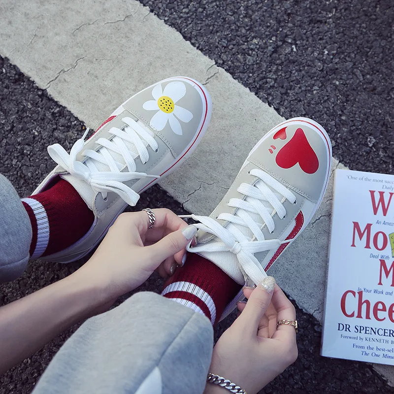 

2018 autumn new fashion simple flower doodle decorative flat shoes women trend comfortable wild casual shoes.