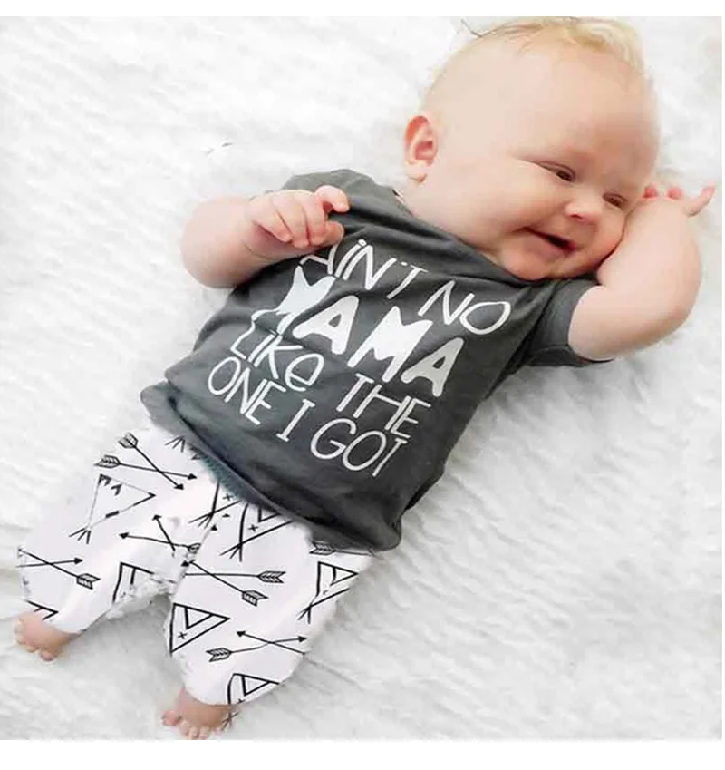 Комплект одежды для новорожденных мальчиков и девочек, летняя хлопковая Футболка с принтом «Mama's boy»+ штаны со стрелами, комплект одежды из 2 предметов для малышей 0-24 месяцев