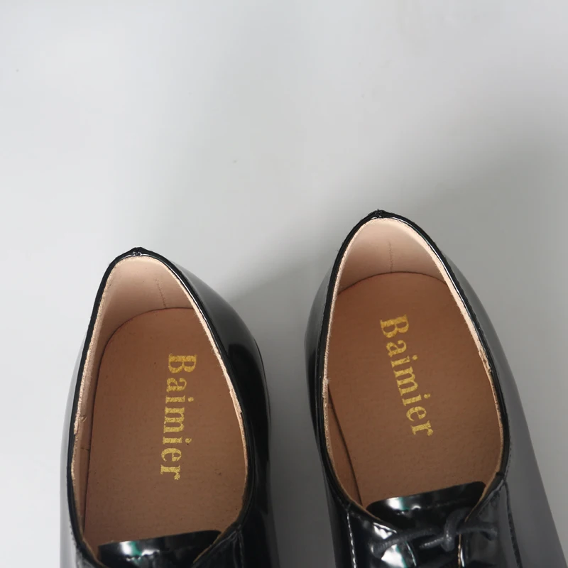 Baimier весенние черные лакированные кожаные туфли-оксфорды для Для женщин круглый носок мелкой Для женщин без каблука Обувь Мода Кружево до Обувь женщина