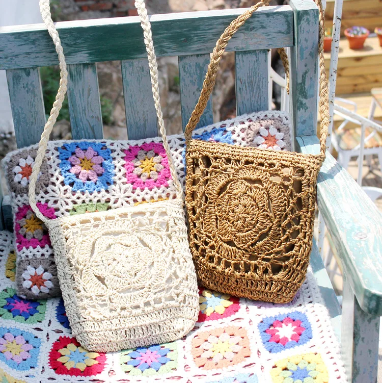 

2019 New Women's Casual Straw Woven Bag Han Sen Cross Crochet Hand-woven Bag Flower Beach Women's Small Bag Beige Light Brown