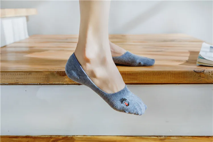 Вышитые выражение женские носки классные тапочки, закрывающие носок Для женщин Лето лодка No Show хлопок 1 пара Карамельный цвет
