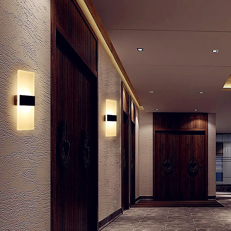 Поставь свет в коридоре. Освещение в прихожей. Освещение в коридоре. Светильник в прихожую. Светильники в коридор.