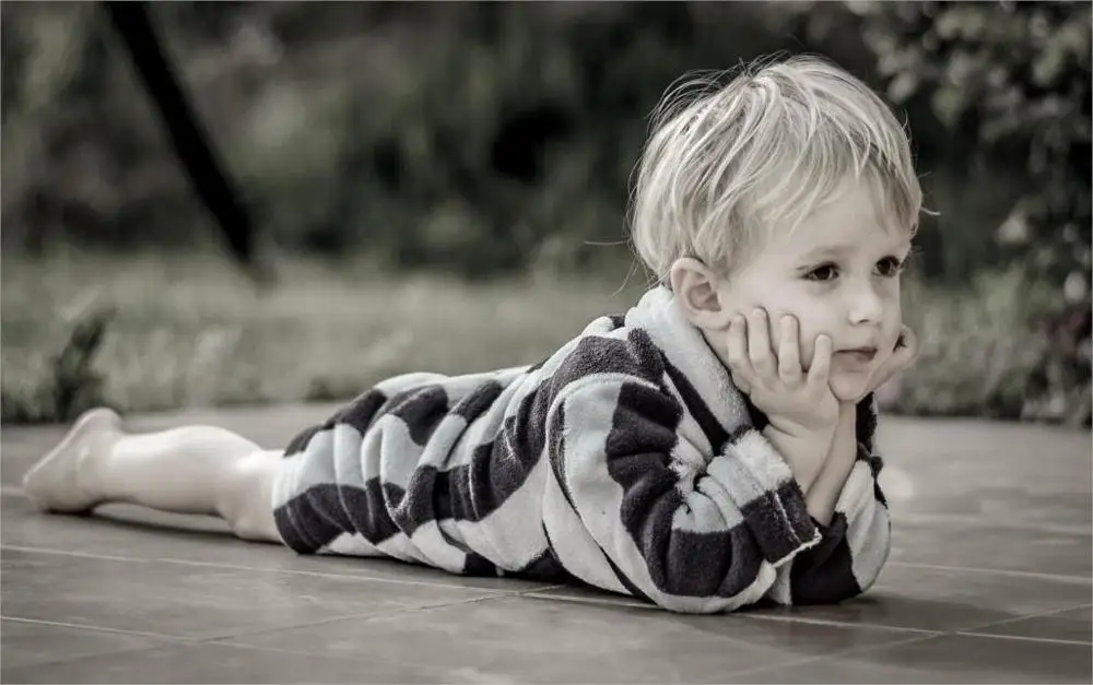 Мальчик. Маленький мальчишка слушать. Ребенок с наушниками. Подросток с гитарой. Музыкальное восприятие детей.