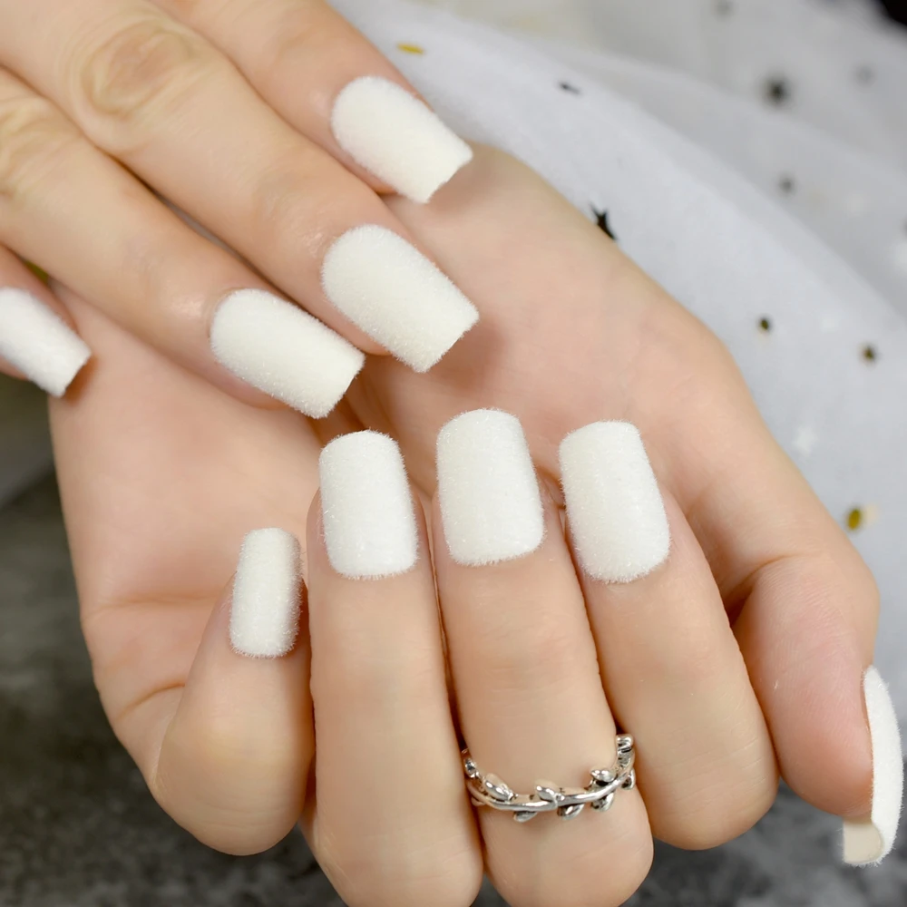 Накладные ногти белые. Квадратные белые матовые ногти. Длинные ногти. Белые матовые ногти длинные. Белые ногти.