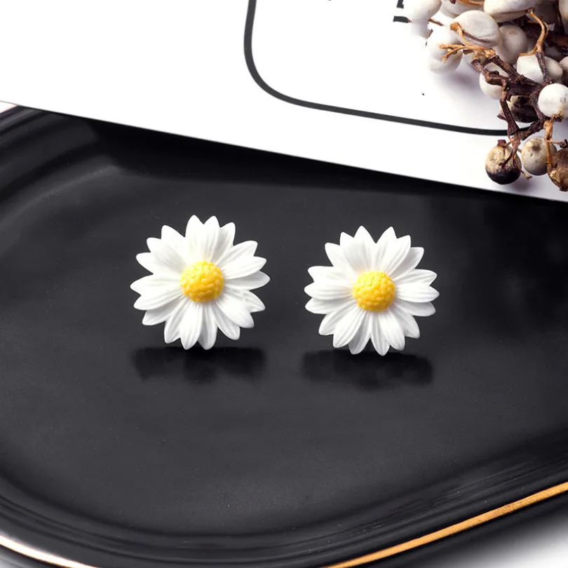 

New Fashion Jewelry Cute Little Daisy Flower Earrings Small Fresh Bohemian Earrings Temperament Wild Female Elegant Earrings