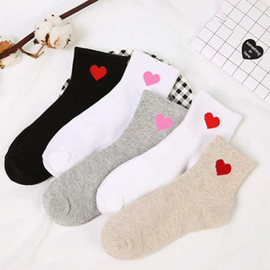 

2017 Summer and Aumtum season new cotton black and white gray heart of women socks comfortable breathable socks