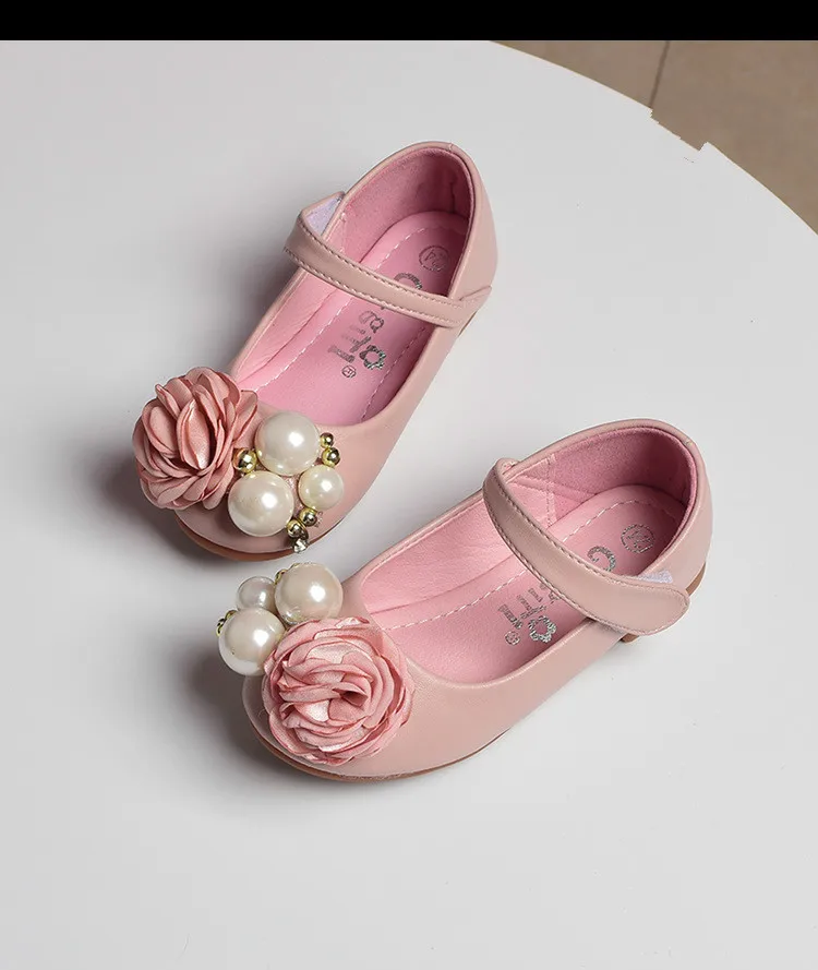 Кожаные туфли для девочек, милые туфли принцессы с цветами и жемчугом, вечерние танцевальные туфли, розовое платье на плоской подошве, новинка года, модная детская обувь для малышей