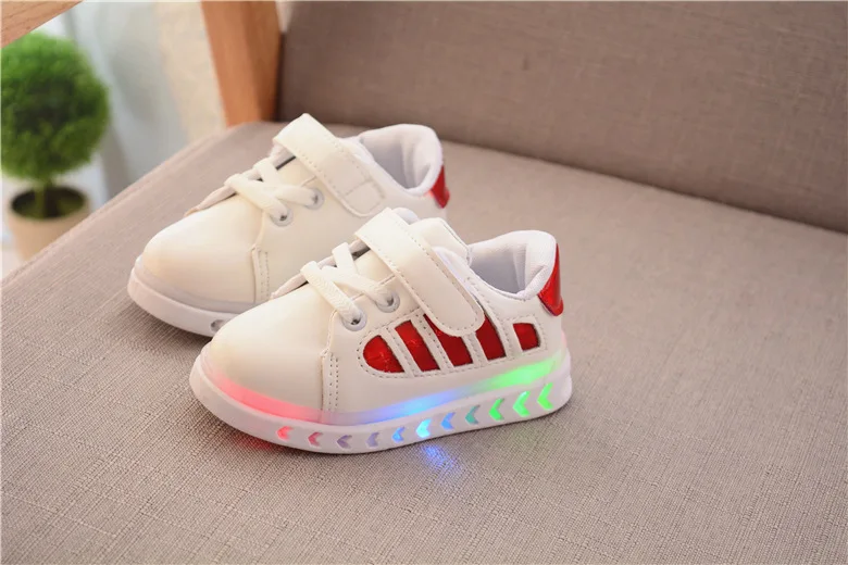 Для детей от 1 до 3 лет, модная детская обувь, светодиодный свет, повседневная обувь, нескользящая, мягкая, для мальчиков и девочек, светящаяся обувь для новорожденных - Цвет: Красный