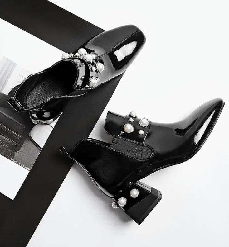 Европейские и американские женские новые осенне-зимние жемчужные заклепки из коровьей кожи Кожаные женские ботинки с квадратным носком лаковые ботинки на не сужающемся книзу массивном каблуке