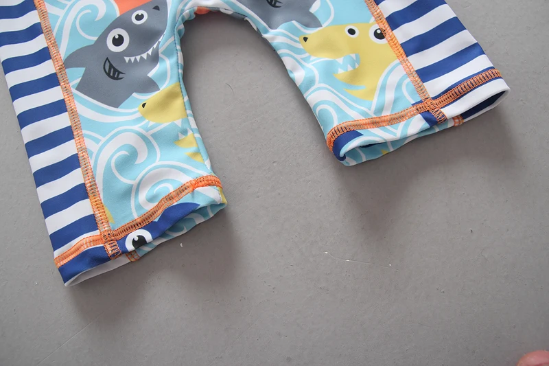 Kleine kinder uma peça de banho do