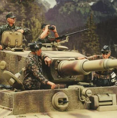 

1/35 WWII Resin Kits Tank Crew 4pcs/set (no tank)
