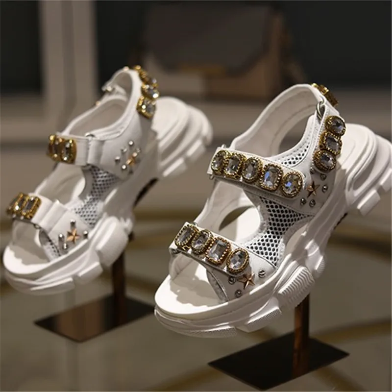 Роскошные Дизайнерские белые женские босоножки с кристаллами; брендовая дизайнерская обувь на толстой резиновой платформе; Свадебная обувь; сандалии с заклепками для вечеринок; женские черные