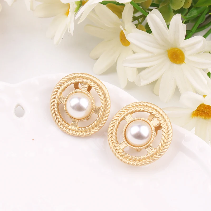 

LUBOV 1 Pair of High End Auto Tyre Design Round Stud Earrings Big Imitation Pearl Inlaid Golden Metal Tire Piercing Earrings New