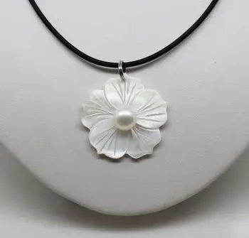 

free shipping Beautiful Natural White Freshwater Mother Of Pearl Shell Flower Pendant Necklace