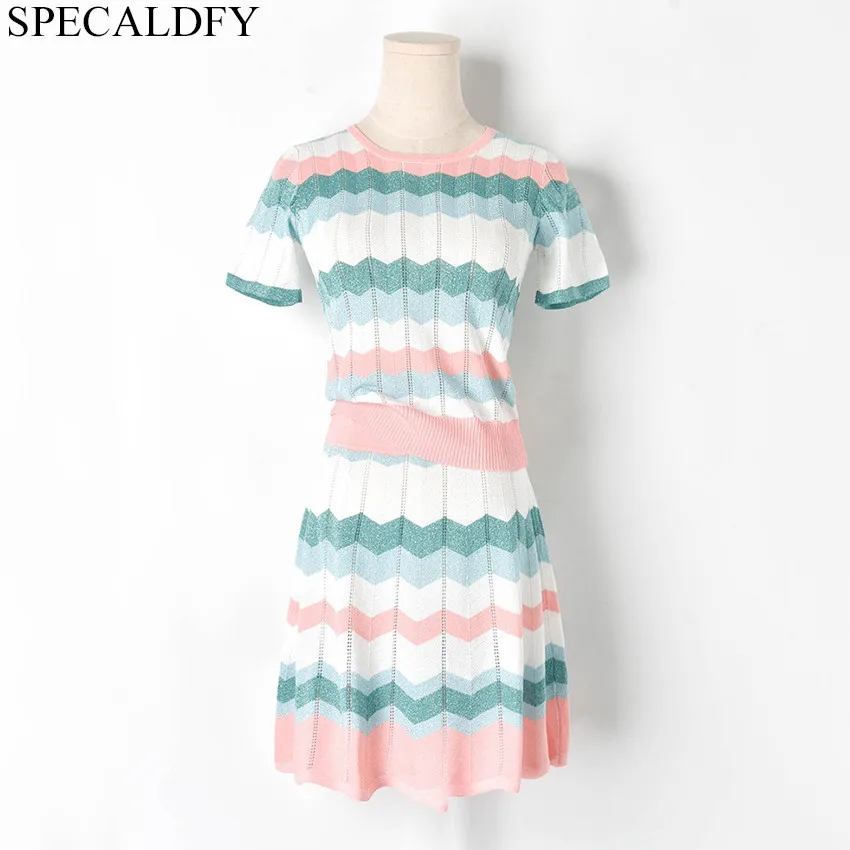 

2019 Summer Knitted Suits For Women Short Sleeve Wave Striped Two Piece Set Holiday Bohemian Sets Runway Brand Two-piece Suit