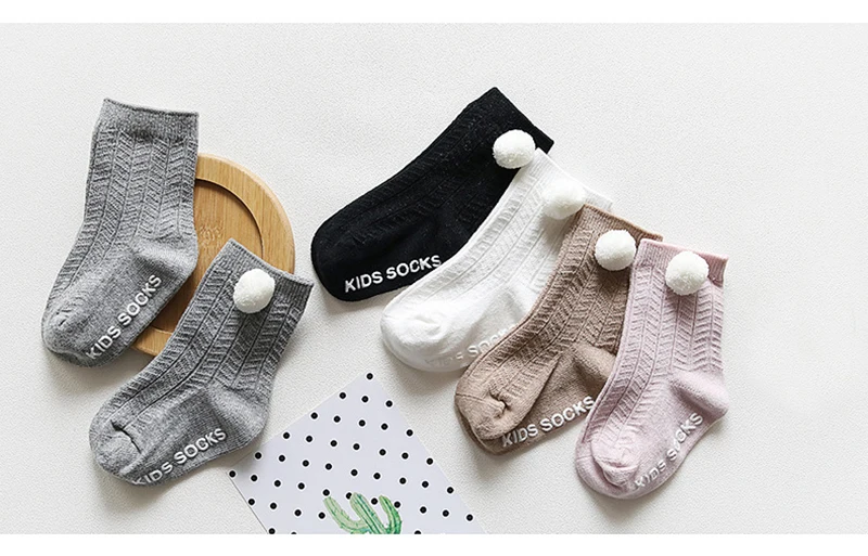 Новые носки для малышей с помпонами, осенне-зимние носки по щиколотку для новорожденных аксессуары для малышей, недорогие хлопковые носки для детей от 0 до 4 лет, 1 пара
