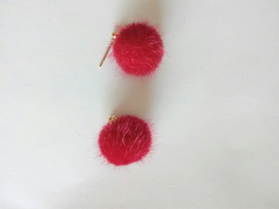 Новая мода, простые осенние и зимние короткие серьги с плюшевыми шариками, милые разноцветные женские серьги - Окраска металла: red